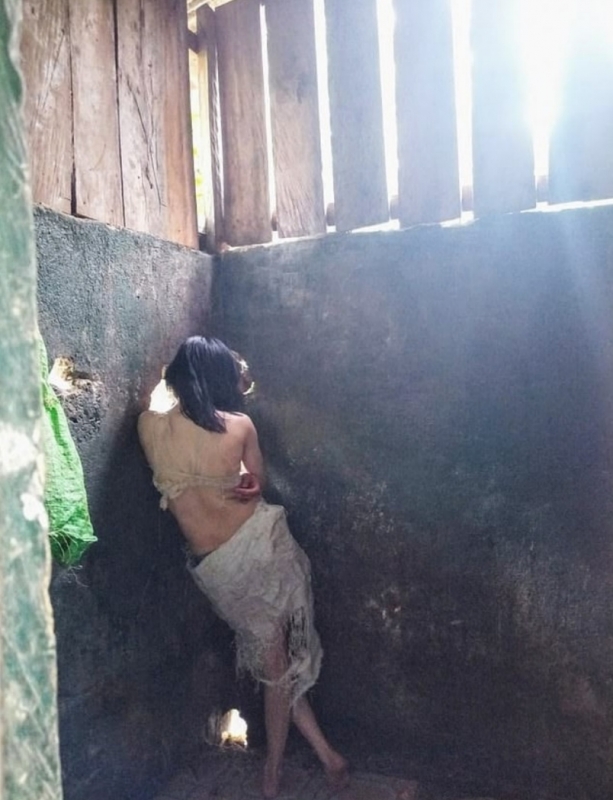 На Филиппинах родственники пять лет продержали в клетке девушку