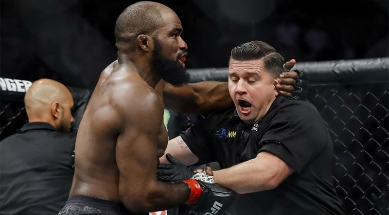 Боец UFC выплатит крупный штраф за неспортивное поведение после боя