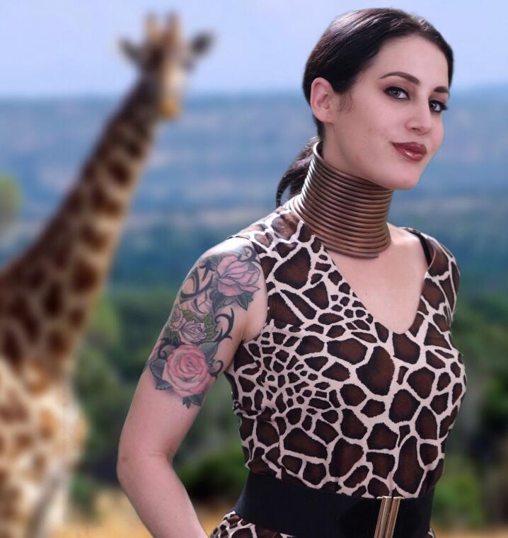 «Женщина-жираф»: американка 5 лет растягивала шею, чтобы стать похожей на жирафа