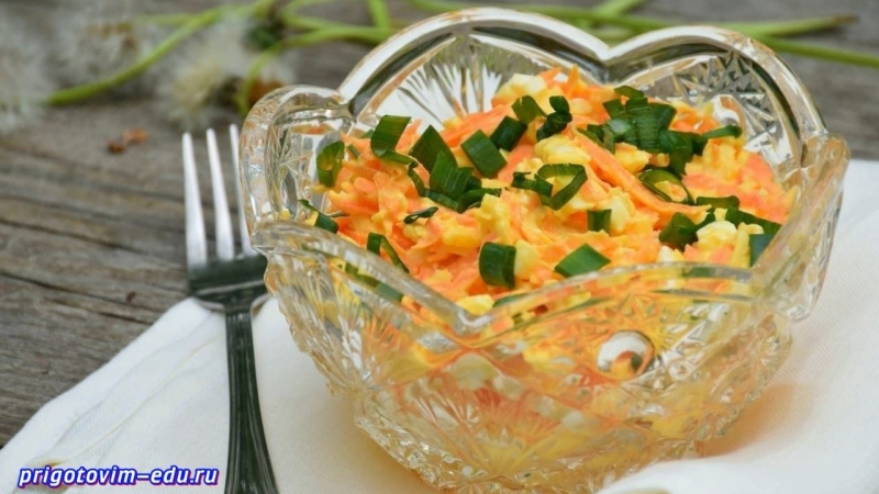 Простой рецепт салат из моркови с яйцами и сыром