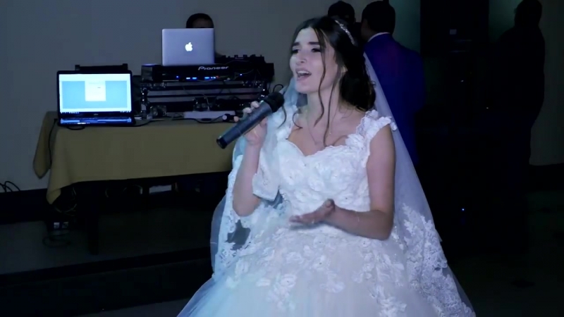 Девушка на свадьбе поет песню маме