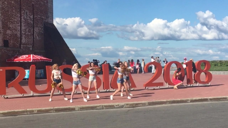 Девушки-чирлидерши станцевали у RUSSIA 2018 в Нижнем Новгороде