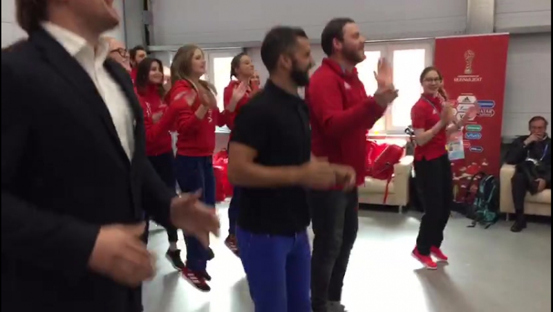 Саброза и Булыкин танцуют с волонтерами