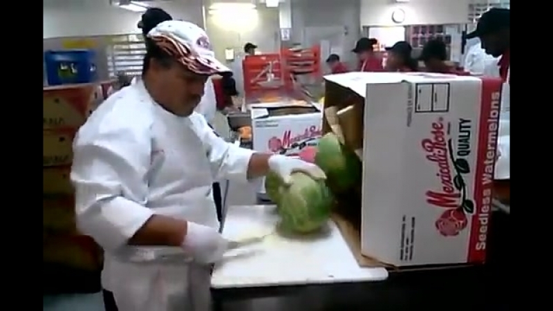 Шеф-повар чистит арбуз за 10 секунд