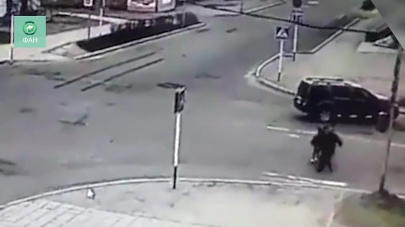 Магаданский лихач едва не сбил девушек на светофоре, а потом избил их