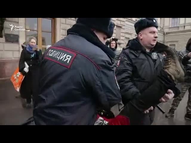 "К вам будет применена физическая сила". Полиция сорвала акцию против обнуления сроков Путина