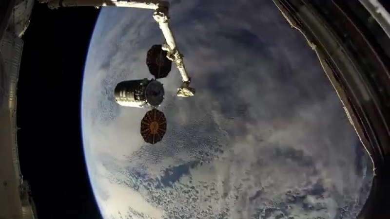 Стыковка космического корабля Cygnus с МКС