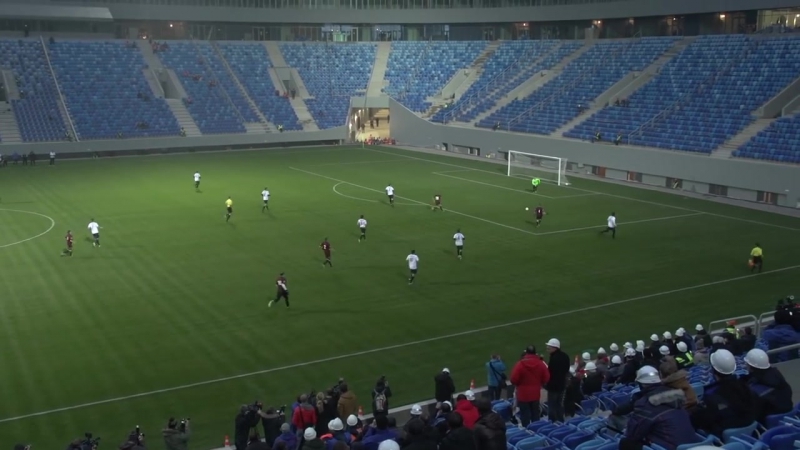 Первый неофициальный матч на стадионе в западной части Крестовского острова