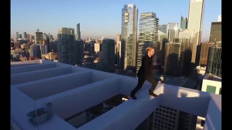 Трюки на крыше канадского небоскрёба