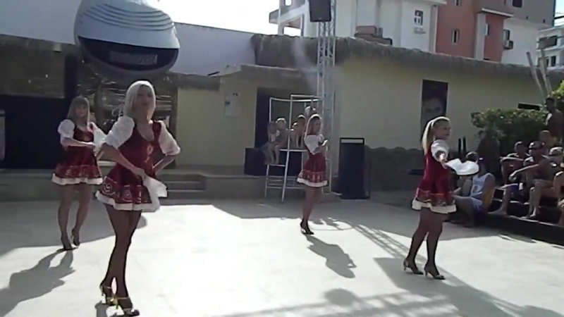 Девушки танцуют Калинку-малинку