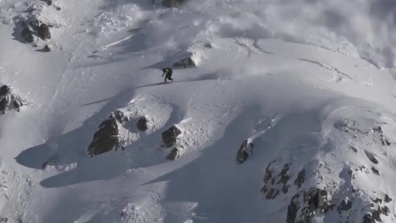 Американский сноубордист спровоцировал сход лавины во время спуска