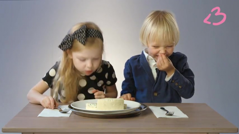 Дети едят сыр с плесенью