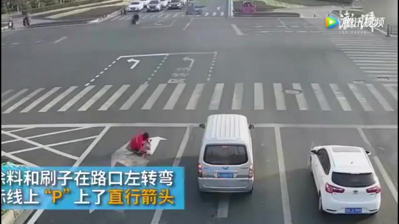 В Китае мужик нарисовал разметку на дороге, чтобы быстрее добираться домой