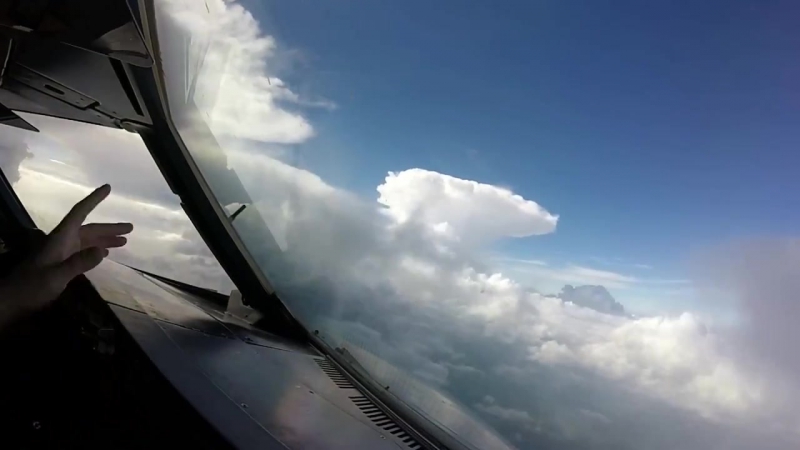 Пилот "Уральских авиалиний" снял невероятной красоты видео со своего рабочего места
