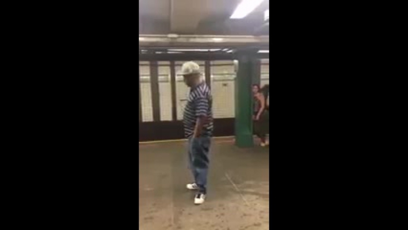Крутейший певец на станции метро