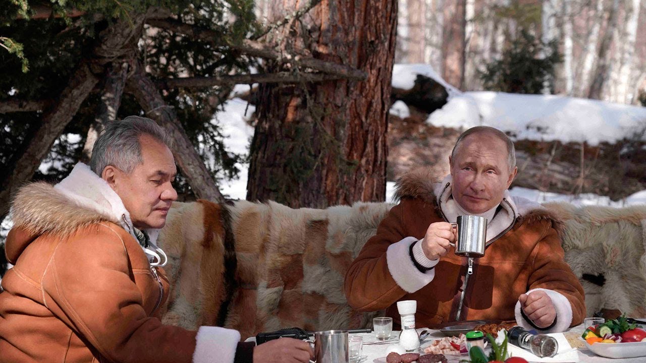Владимир Путин и Сергей Шойгу на отдыхе в таежном лесу