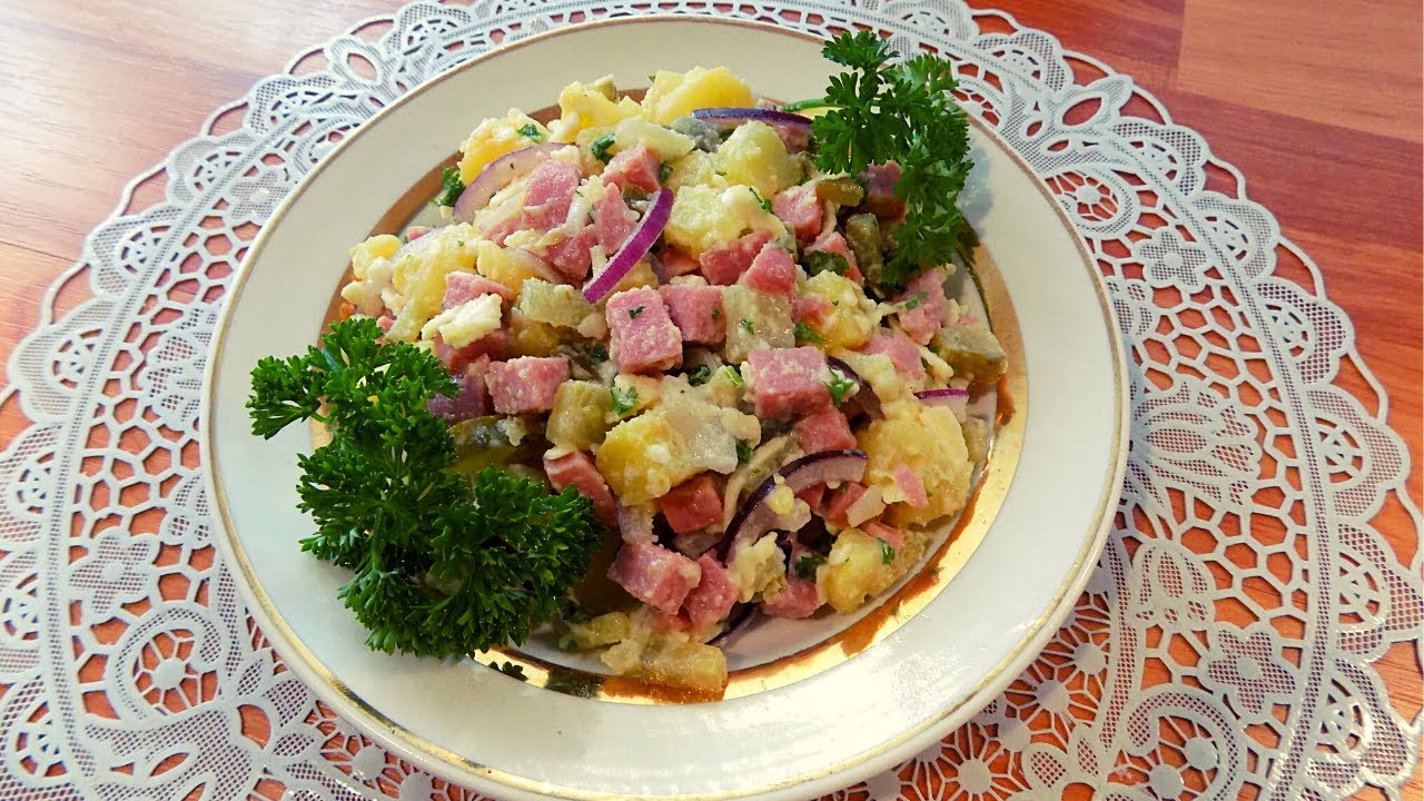 Картофельный салат с солеными огурцами, сосисками и плавленым сыром. Простой рецепт