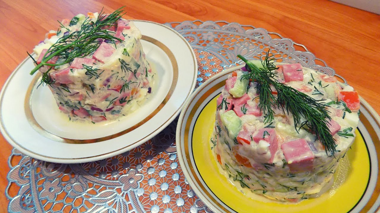 Вкусный и яркий салат с рисом и колбасой на праздничный стол. Простой рецепт