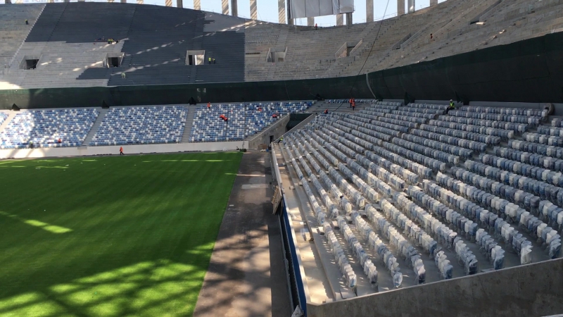 Установка кресел и свежеподстриженный газон на Стадионе Нижний Новгород