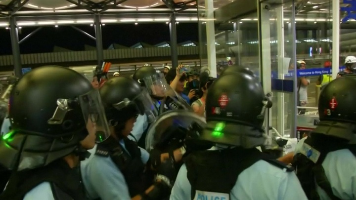 В аэропорту Гонконга наводят порядок