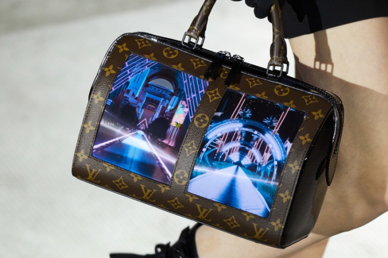 Louis Vuitton показал сумочки с гибкими дисплеями