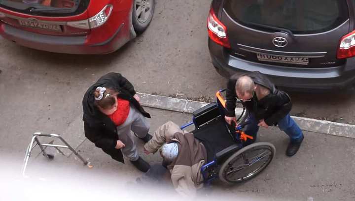 Сиделка избила бабушку в инвалидной коляске в Тюмени