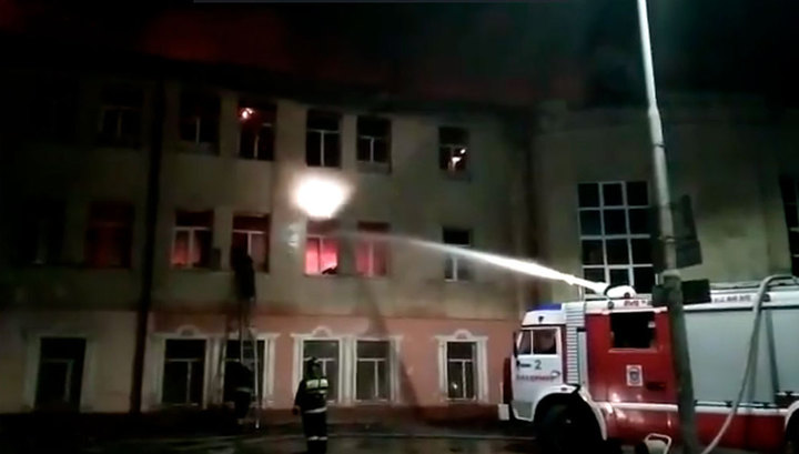 Причиной крупного пожара в ДК в Гусь-Хрустальном мог стать поджог чердака