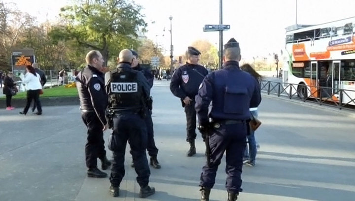 В Париже задержали мужчину с выдвижными лезвиями в рукавах