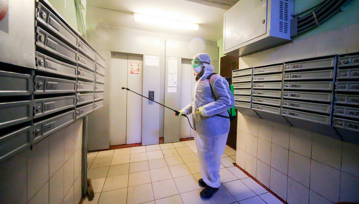Все жилые дома в Москве начали обрабатывать дезинфицирующими растворами