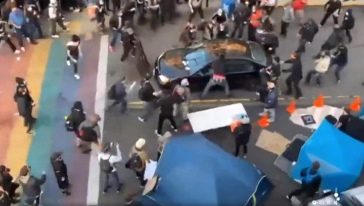 В Сиэтле автомобиль въехал в толпу протестующих