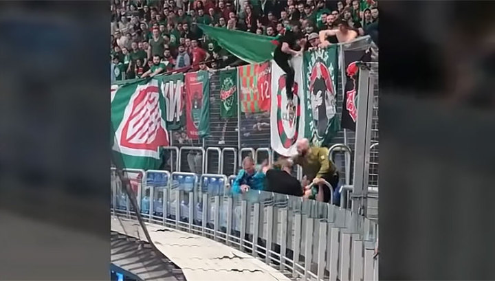 Фанат "Зенита" был избит после попытки украсть флаг "Локомотива"