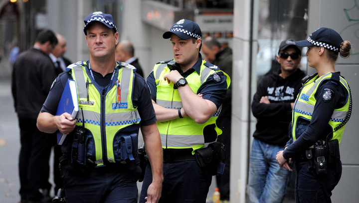 В Мельбурне вооруженный мужчина напал на полицейских в здании ТЦ, есть пострадавшие