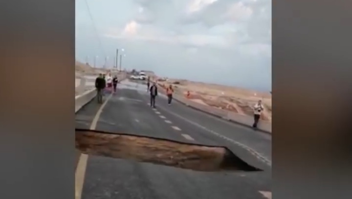 Участок шоссе в Израиле провалился на глазах очевидцев. Видео