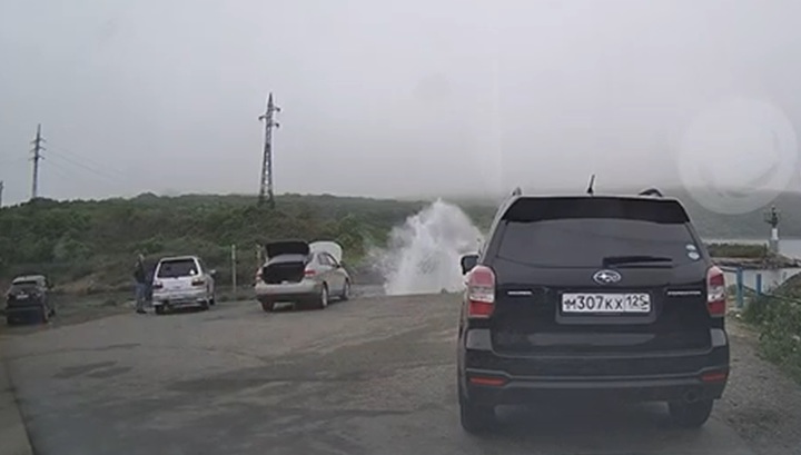 Машина с водителем влетела в море во Владивостоке. Видео