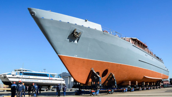 Крупнейший композитный боевой корабль спустили на воду в Петербурге