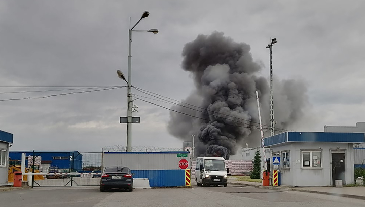 В Санкт-Петербурге тушат крупный пожар