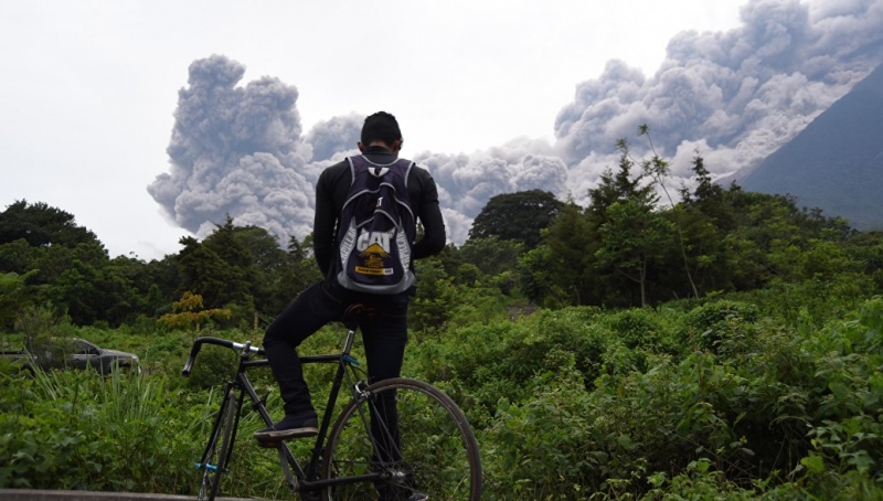В Гватемале зону у вулкана Фуэго могут объявить захоронением, сообщили СМИ