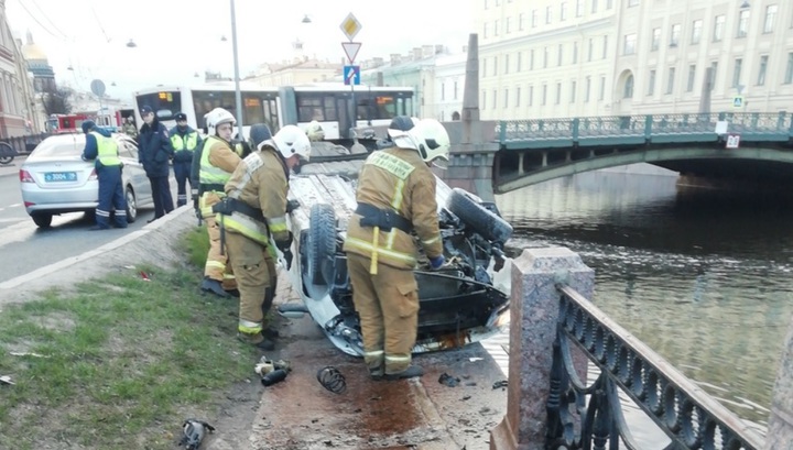 Таксист снес ограждение и едва не упал в реку во время погони в Петербурге. Видео