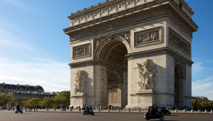 Активистки "Фемен" испугали китайских туристов у Триумфальной арки в Париже