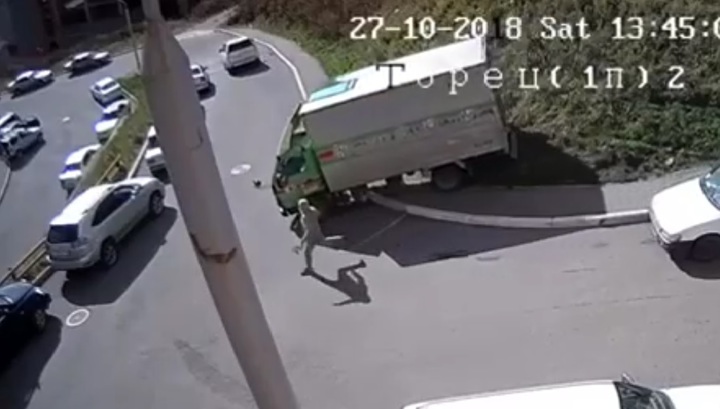 "Сбежавший" грузовик устроил ДТП во Владивостоке. Видео
