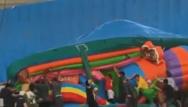 Сильный ветер унес несколько детских батутов в Костанае. Видео