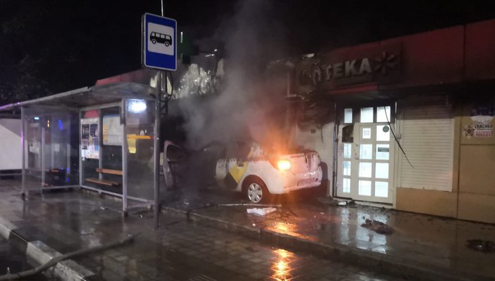 Таксист сбил полицейского на тротуаре в Сочи и врезался в павильон