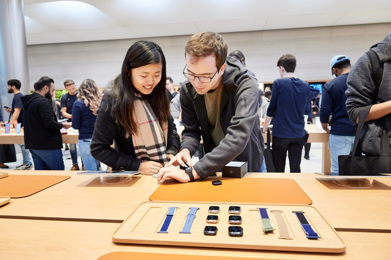 Apple запрещает продавцам в магазинах предлагать клиентам примерить Apple Watch