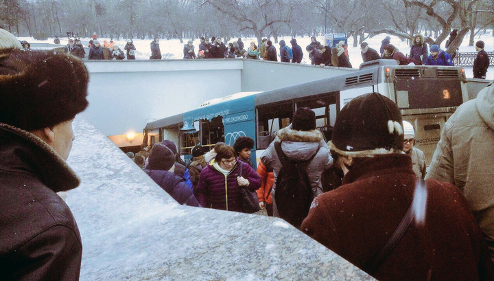 На западе Москвы автобус врезался в группу людей. Есть жертвы