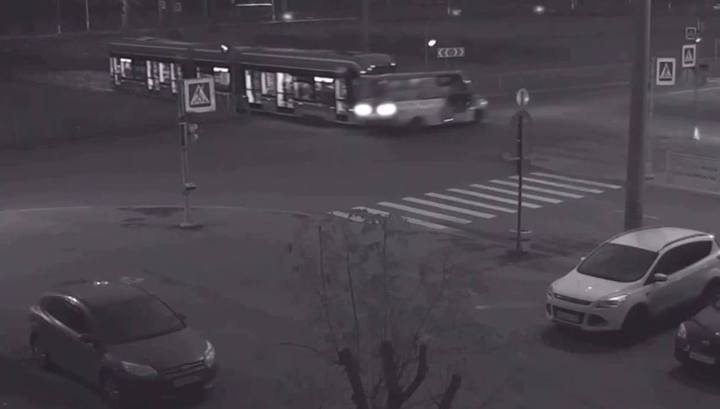 Момент столкновения трамвая с маршруткой в Петербурге попал на видео