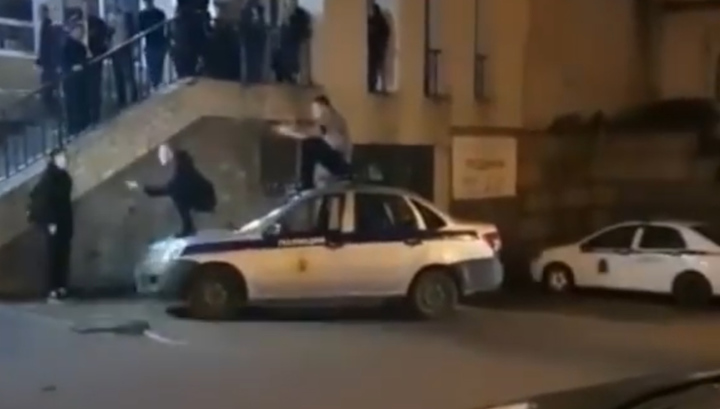 Пляски на патрульной машине во Владивостоке закончились стрельбой. Видео
