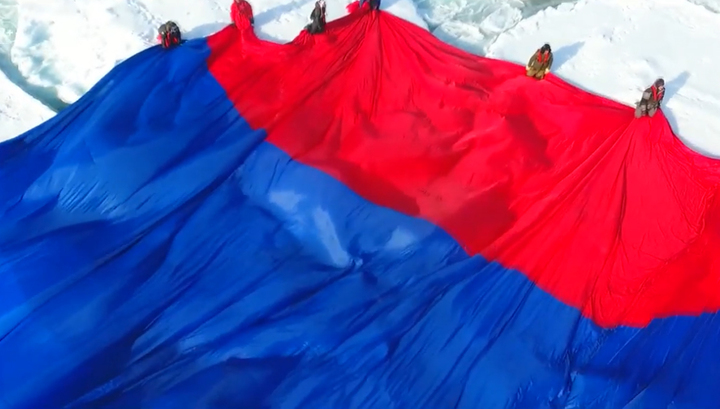 На склоне Авачинского вулкана развернули гигантский российский триколор