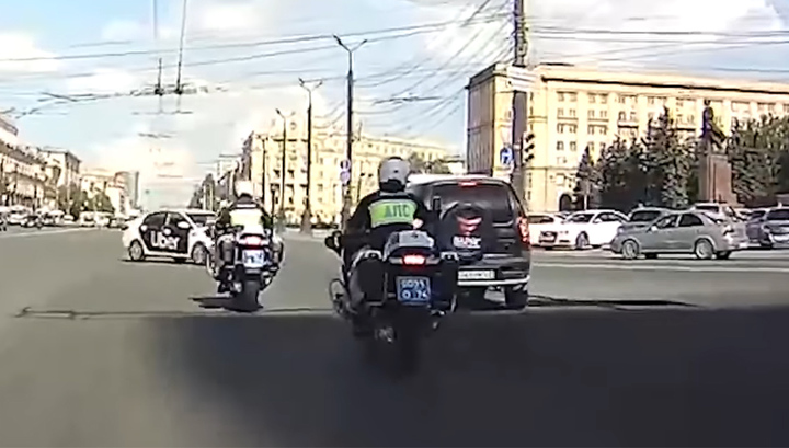 В Челябинске таксист сбил полицейского на мотоцикле. Видео