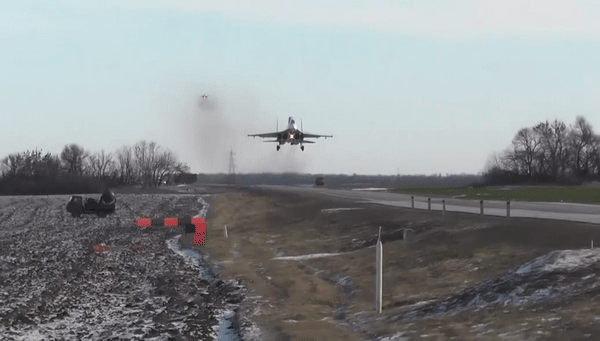 Три боевых самолета приземлились на шоссе под Ростовом