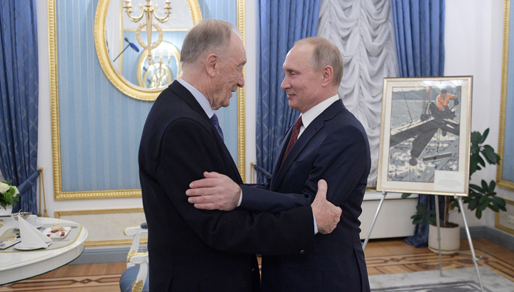 На 85-летие Путин подарил Щедрину картину